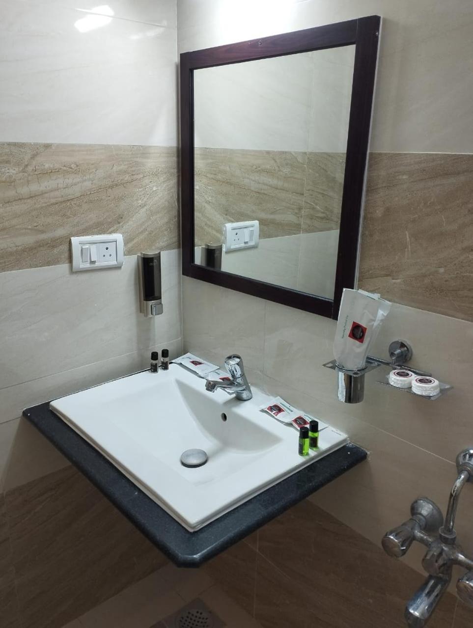 מלון ולורה Annai Residency מראה חיצוני תמונה
