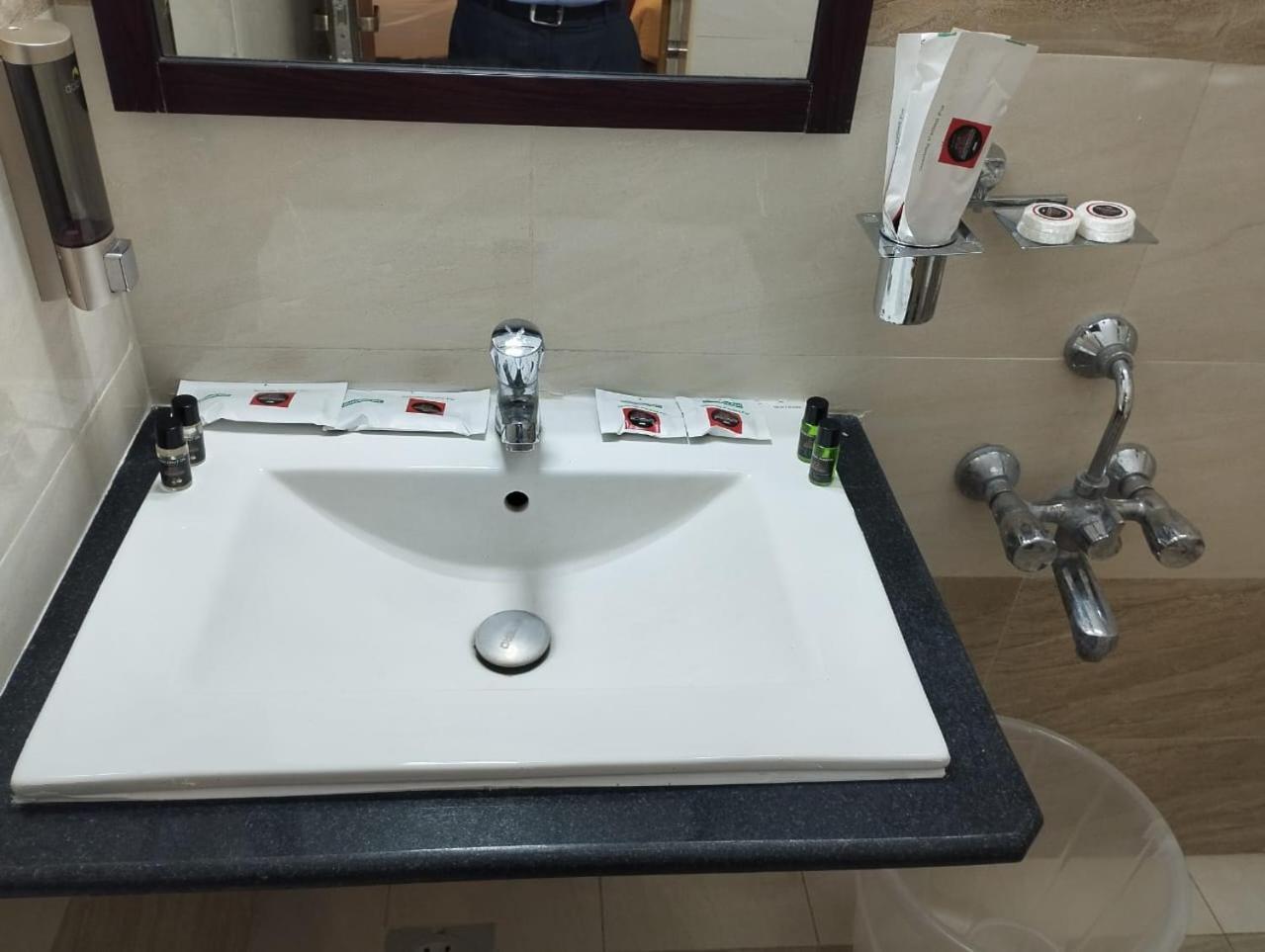 מלון ולורה Annai Residency מראה חיצוני תמונה