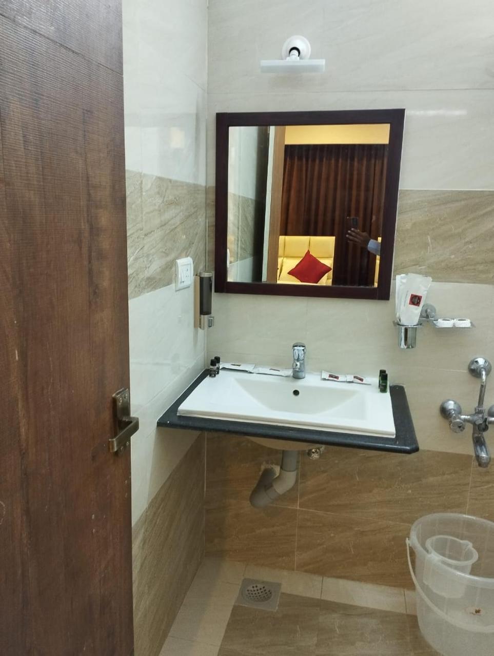 מלון ולורה Annai Residency מראה חיצוני תמונה