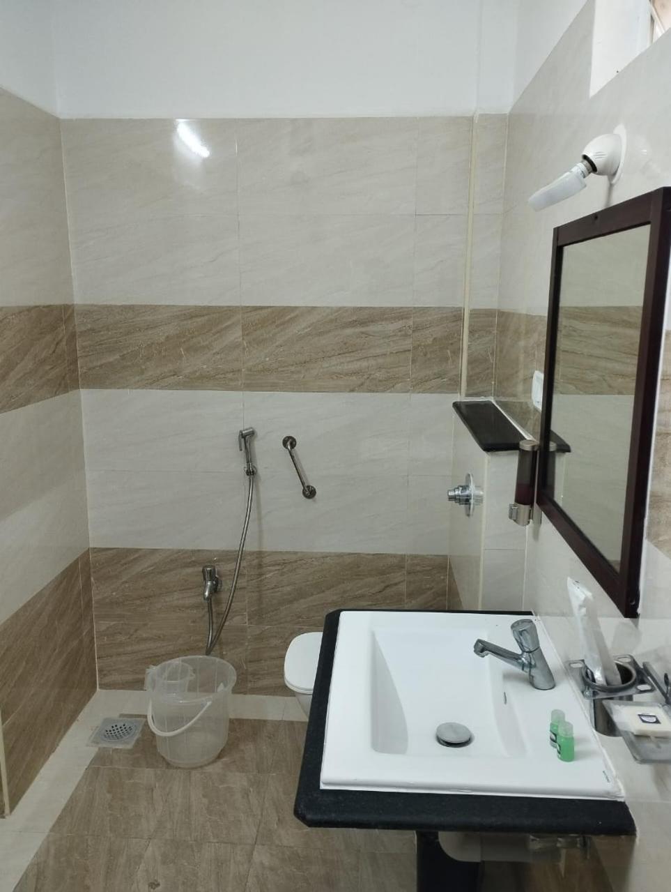 מלון ולורה Annai Residency מראה חיצוני תמונה